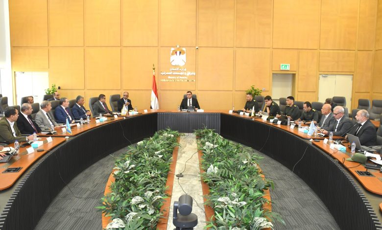 وزير الإسكان يبحث مع الهيئة الهندسية للقوات المسلحة تعزيز التعاون في مشروعات المياه والصرف الصحي