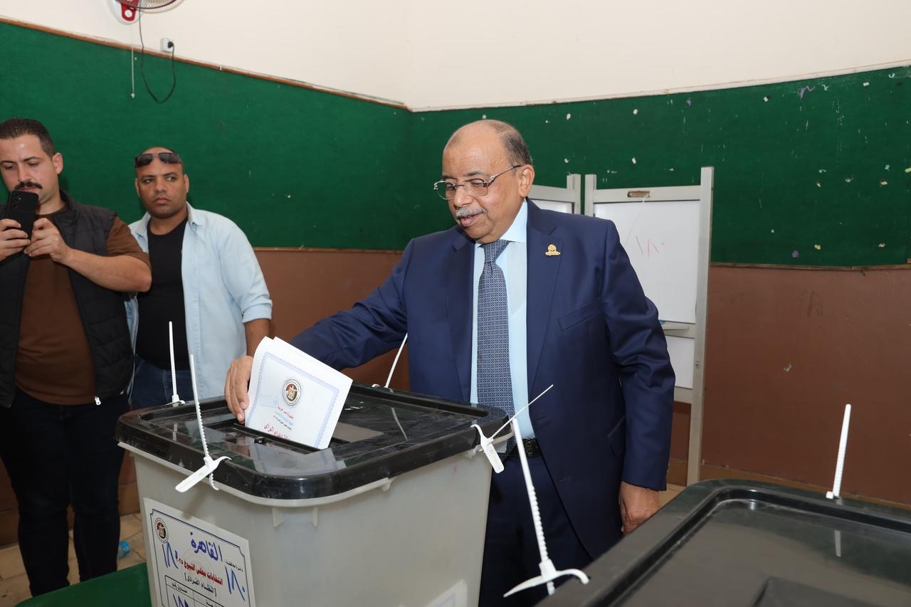 اللواء محمود شعراوي يدلي بصوته في انتخابات الشيوخ.. ويؤكد: المشاركة تؤكد دعم القيادة السياسية ووحدة الصف الوطني