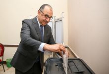 وزير قطاع الأعمال العام يُدلي بصوته في انتخابات مجلس الشيوخ بالتجمع الخامس
