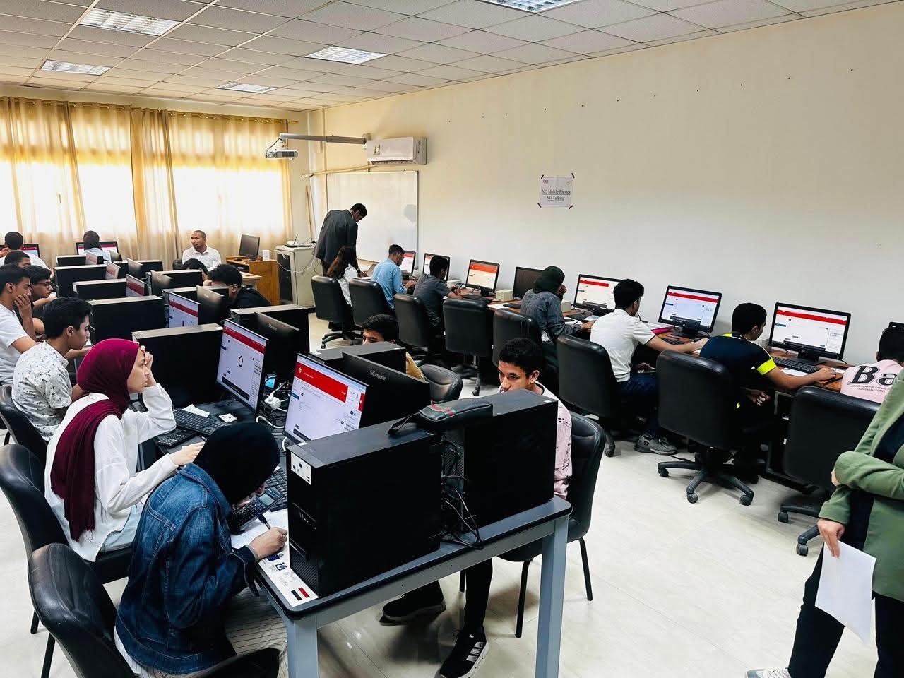 تدشين أول تجربة للروبوتات في إرشاد الطلاب باختبارات القبول بمعهد الكوزن المصري الياباني