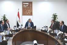 رئيس الوزراء يتابع مع “رئيس اقتصادية المثلث الذهبي” عدداً من ملفات العمل