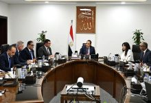 رئيس الوزراء يُتابع الموقف التنفيذي لمشروعات تحلية مياه البحر ويبحث التعاون مع “أكوا باور”