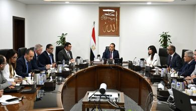 رئيس الوزراء يُتابع الموقف التنفيذي لمشروعات تحلية مياه البحر ويبحث التعاون مع “أكوا باور”