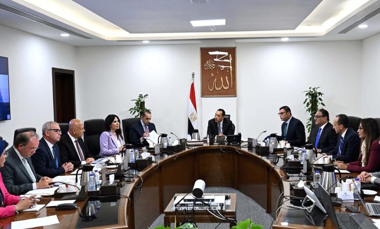 رئيس الوزراء يستعرض آليات تنفيذ مشروعات كهرباء المدن الجديدة بالشراكة مع القطاع الخاص