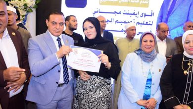 حزب حماة الوطن بسوهاج يوزع سبائك ذهبية على الطلاب المتفوقين