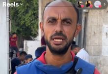 صحفي غزاوي يصرخ في وجه الجوع: “أستبدل كاميرتي بشوال دقيق لإنقاذ أطفالي”