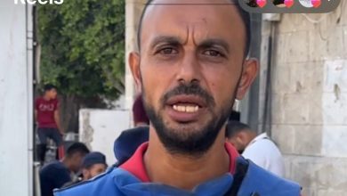 صحفي غزاوي يصرخ في وجه الجوع: “أستبدل كاميرتي بشوال دقيق لإنقاذ أطفالي”