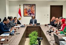 نائب وزير الإسكان يبحث تعزيز الاستفادة من محطة تحلية مياه البحر بالعين السخنة