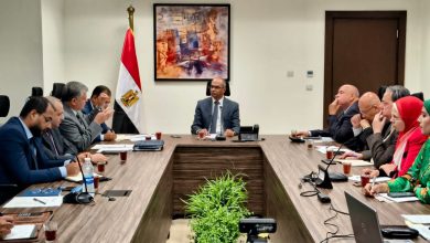 نائب وزير الإسكان يبحث تعزيز الاستفادة من محطة تحلية مياه البحر بالعين السخنة