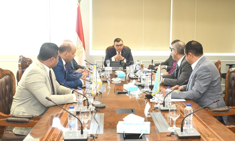 وزير الإسكان يشدد على الالتزام بالضوابط في مشروعات المماشي السياحية وزير الإسكان يشدد على الالتزام بالضوابط في مشروعات المماشي السياحية