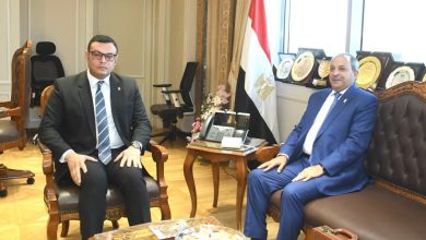 وزير الإسكان يبحث مع محافظ بورسعيد مشروعات الصرف الصحي والإسكان والتطوير العمراني