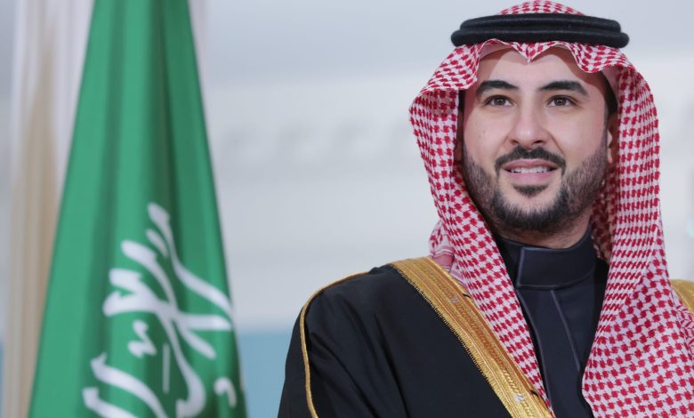 وزير الدفاع السعودي يبحث هاتفياً مع نظيره الأمريكي جهود تعزيز الأمن الإقليمي والدولي