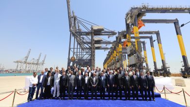 وزير الصناعة والنقل يتابع تنفيذ مشروع تطوير ميناء السخنة ويشهد احتفالية وصول أوناش عملاقة لمحطة “هاتشيسون”