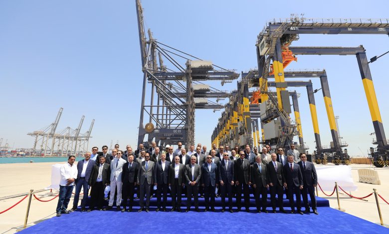 وزير الصناعة والنقل يتابع تنفيذ مشروع تطوير ميناء السخنة ويشهد احتفالية وصول أوناش عملاقة لمحطة “هاتشيسون” وزير الصناعة والنقل يتابع تنفيذ مشروع تطوير ميناء السخنة ويشهد احتفالية وصول أوناش عملاقة لمحطة “هاتشيسون”