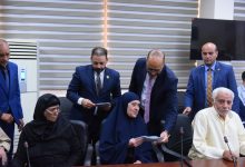 وزير العمل يسلم بطاقات بنكية للمصريين مستحقي المعاشات التقاعدية العراقية