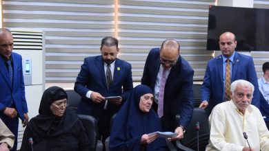 وزير العمل يسلم بطاقات بنكية للمصريين مستحقي المعاشات التقاعدية العراقية