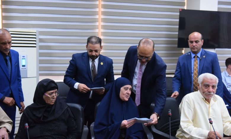 وزير العمل يسلم بطاقات بنكية للمصريين مستحقي المعاشات التقاعدية العراقية