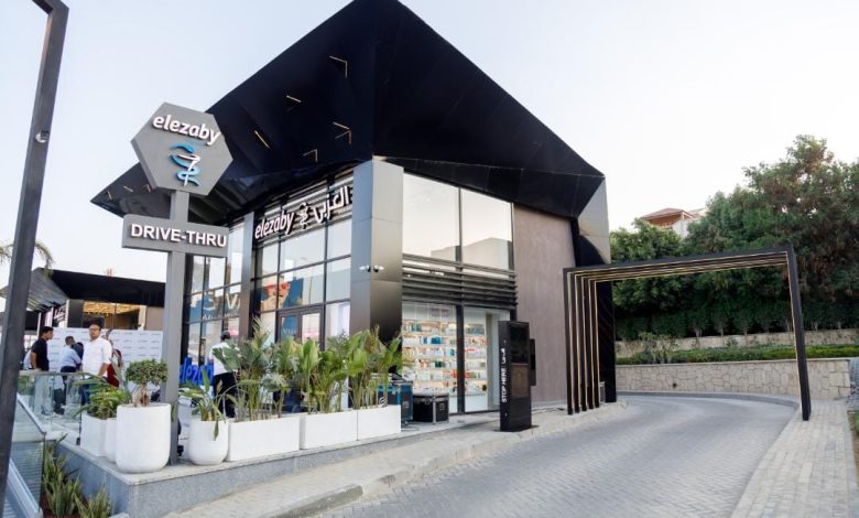 صيدليات العزبي تطلق أول صيدلية Drive-Thru في مصر 