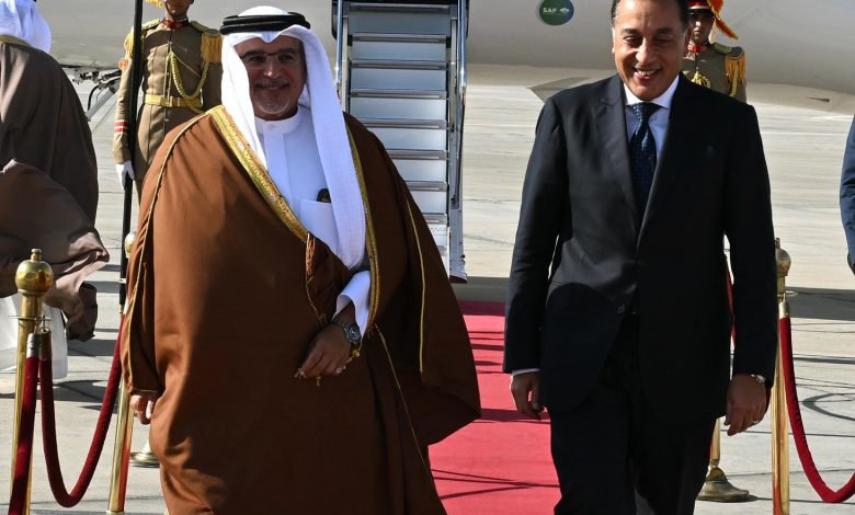 رئيس الوزراء يستقبل ولي عهد مملكة البحرين بمطار القاهرة الدولي رئيس الوزراء يستقبل ولي عهد مملكة البحرين بمطار القاهرة الدولي