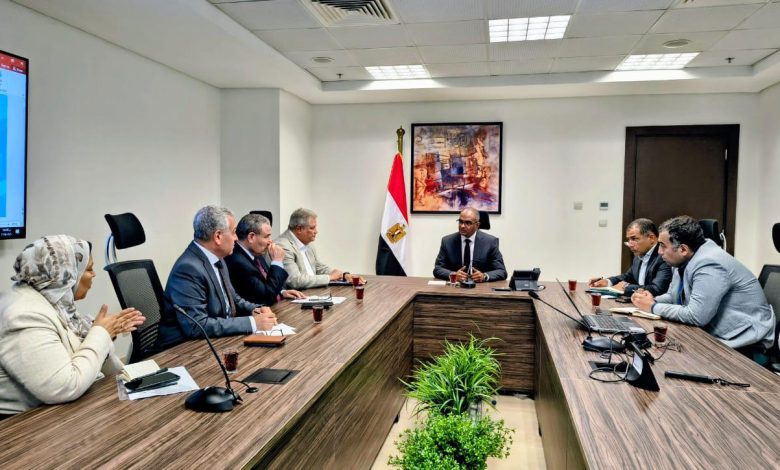 نائب وزير الإسكان يتابع منظومة الصرف الصحي بمدينة دهب