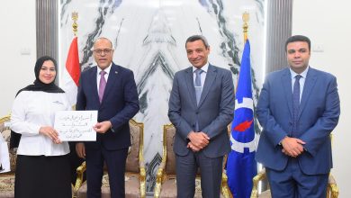 تشمل 31 عقدًا لذوي الهمم.. وزير العمل ومحافظ السويس يٌسلمان 81 عقد عمل للشباب