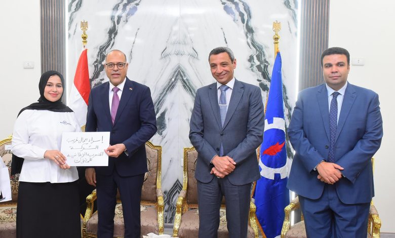 تشمل 31 عقدًا لذوي الهمم.. وزير العمل ومحافظ السويس يٌسلمان 81 عقد عمل للشباب تشمل 31 عقدًا لذوي الهمم.. وزير العمل ومحافظ السويس يٌسلمان 81 عقد عمل للشباب