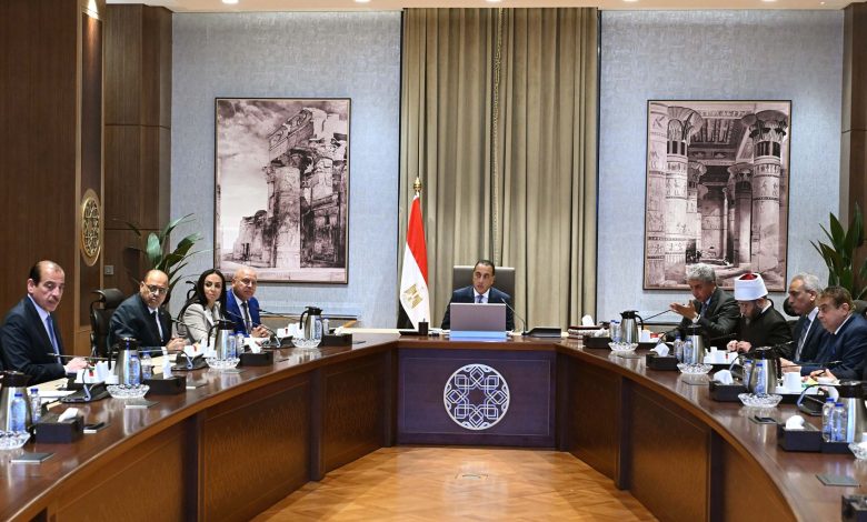 رئيس الوزراء يترأس اجتماع اللجنة العليا للحج.. ويوجه بالتنسيق مع السعودية لتطبيق الضوابط