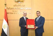وزير الإسكان يستقبل نظيره البحريني لبحث أوجه التعاون في التنمية العمرانية والبنية التحتية