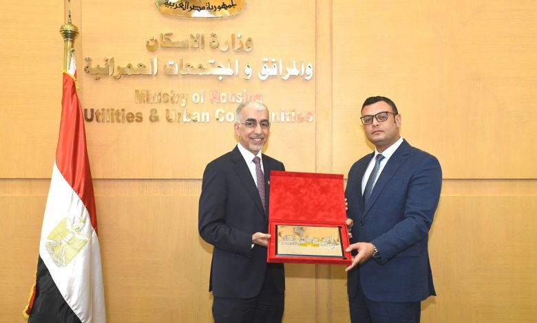 وزير الإسكان يستقبل نظيره البحريني لبحث أوجه التعاون في التنمية العمرانية والبنية التحتية