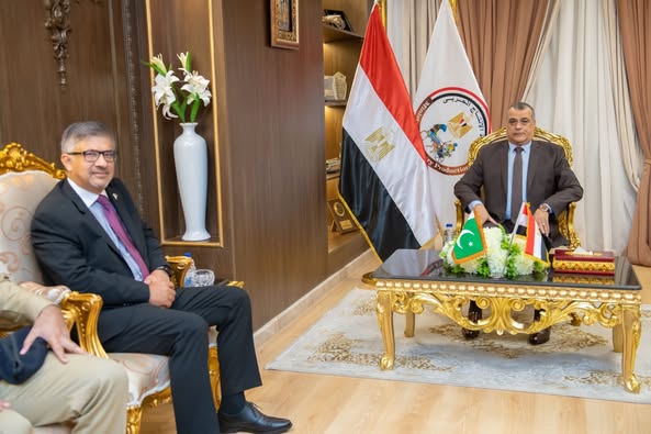 وزير الإنتاج الحربي يبحث مع السفير الباكستاني التعاون في مجال التصنيع العسكري والمدني وزير الإنتاج الحربي يبحث مع السفير الباكستاني التعاون في مجال التصنيع العسكري والمدني