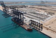 ميناء السخنة يستقبل السفينة ZHEN HUA 23 العملاقة التابعة لشركة ZPMC الصينية لنقل الأوناش الثقيلة