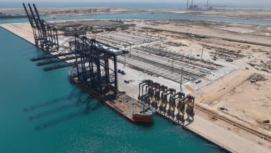 ميناء السخنة يستقبل السفينة ZHEN HUA 23 العملاقة التابعة لشركة ZPMC الصينية لنقل الأوناش الثقيلة