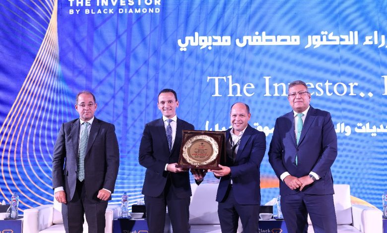 بالصور.. مؤتمر The Investor يكرم وزيرَي المالية والإسكان ورئيس هيئة الاستثمار وأمين عام المؤتمر بالصور.. مؤتمر The Investor يكرم وزيرَي المالية والإسكان ورئيس هيئة الاستثمار وأمين عام المؤتمر