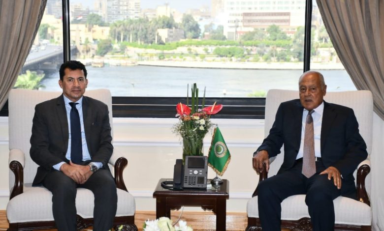وزير الشباب والرياضة يلتقي الأمين العام لجامعة الدول العربية لدعم العمل العربي المشترك