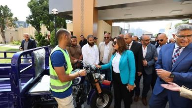 وزيرة التنمية المحلية تسلم محافظة الجيزة 50 تروسيكل لدعم منظومة النظافة