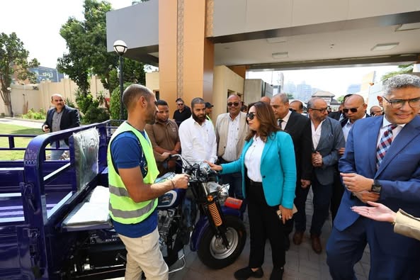 وزيرة التنمية المحلية تسلم محافظة الجيزة 50 تروسيكل لدعم منظومة النظافة