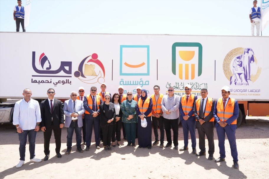 بالصور.. البنك الأهلي المصري يشارك في توزيع 20,000 كرتونة مواد غذائية للأسر الأولى بالرعاية بحلايب وشلاتين وأبورماد