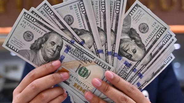 الدولار يتراجع 4.4% أمام الجنيه المصري منذ بداية 2025 الدولار يتراجع 4.4% أمام الجنيه المصري منذ بداية 2025