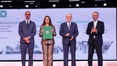وزيرة التنمية ومحافظ الأقصر يتسلمان جائزة دولية لإحياء التراث في إسنا