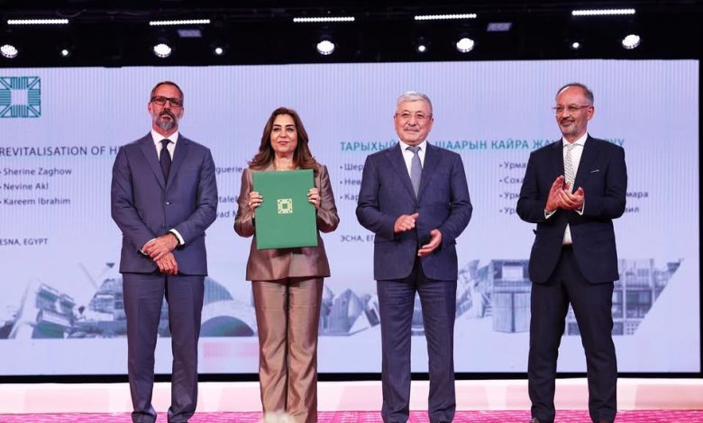 وزيرة التنمية ومحافظ الأقصر يتسلمان جائزة دولية لإحياء التراث في إسنا