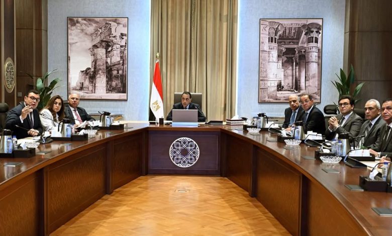 رئيس الوزراء يتابع تنفيذ الاشتراطات والمعايير الخاصة بالإعلانات على الطرق العامة والمحاور