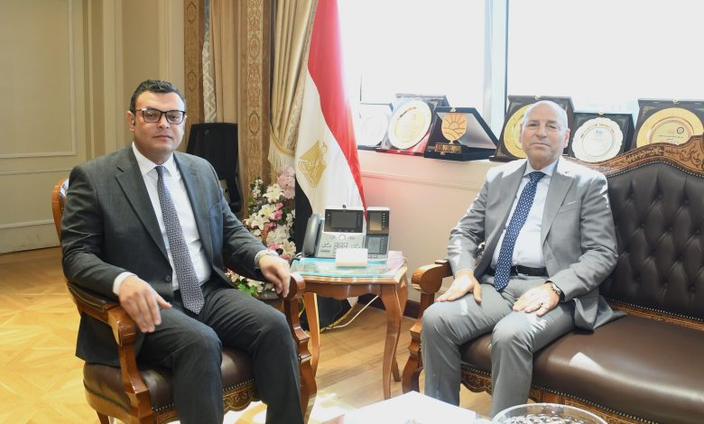 وزير الإسكان يبحث مع محافظ القاهرة الموقف التنفيذي لمشروعات ماسبيرو وسور مجرى العيون وحديقة الأزبكية