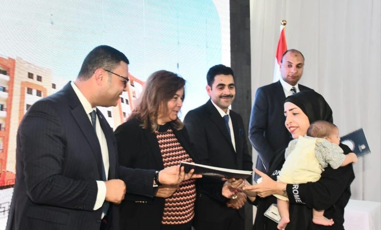 الشربيني يسلم عقود وحدات “سكن لكل المصريين” بإعلانات “العاشر والرابع عشر” بالعبور الجديدة الشربيني يسلم عقود وحدات “سكن لكل المصريين” بإعلانات “العاشر والرابع عشر” بالعبور الجديدة