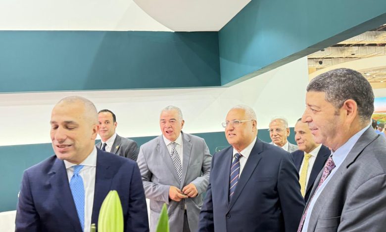 بالصور.. رئيس البنك الزراعي يتفقد جناح «إيكارد» بمعرض صحارى