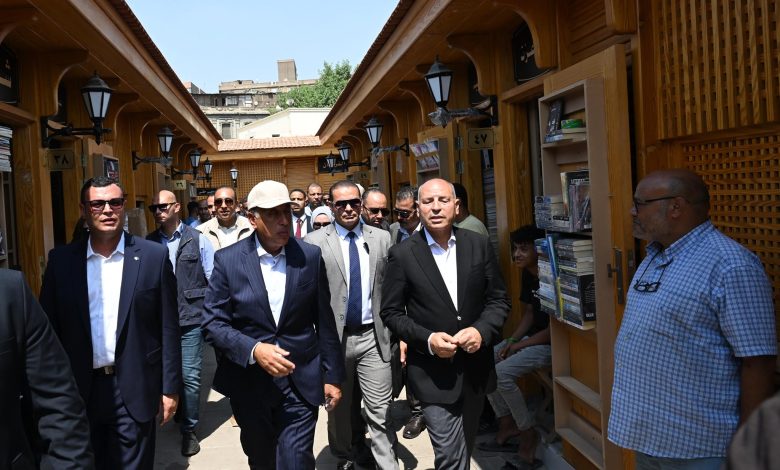رئيس الوزراء يتفقد مشروع حديقة الأزبكية تمهيدًا لافتتاحها ضمن خطة تطوير القاهرة الخديوية رئيس الوزراء يتفقد مشروع حديقة الأزبكية تمهيدًا لافتتاحها ضمن خطة تطوير القاهرة الخديوية