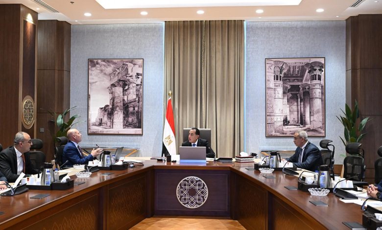 رئيس الوزراء يتابع مع محافظ القاهرة الموقف التنفيذي لمشروعات التطوير والتنمية 