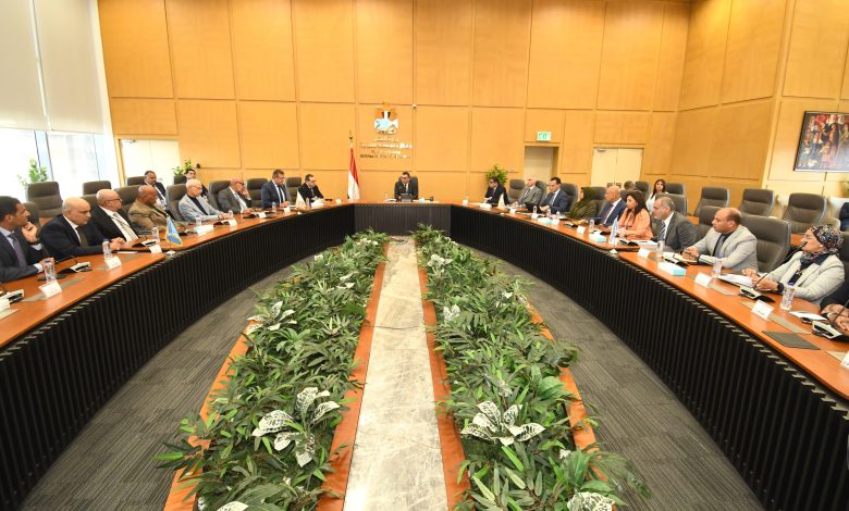 تفاصيل لقاء وزير الإسكان بعدد من كبار المطورين العقاريين تفاصيل لقاء وزير الإسكان بعدد من كبار المطورين العقاريين