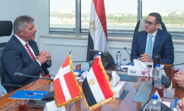 وزير الاستثمار يلتقي سفير الدنمارك بالقاهرة لبحث تعزيز التعاون الاقتصادي المشترك