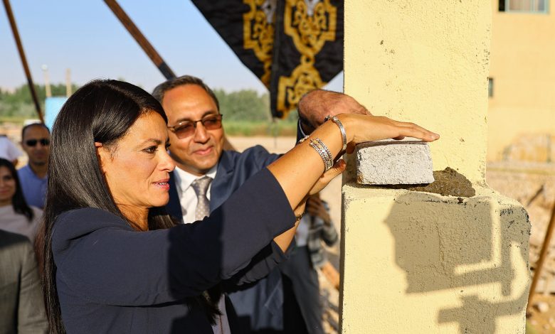 وزيرة التخطيط تضع حجر الأساس لأول مصنع لتربية ديدان القز وإنتاج الحرير الطبيعي في قنا