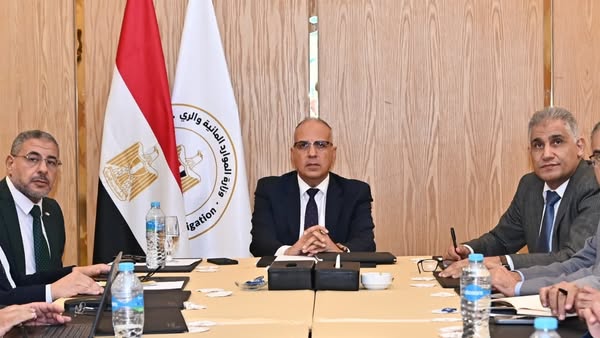 وزير الري يناقش موقف إيراد نهر النيل ومياه بحيرة السد العالي وزير الري يناقش موقف إيراد نهر النيل ومياه بحيرة السد العالي
